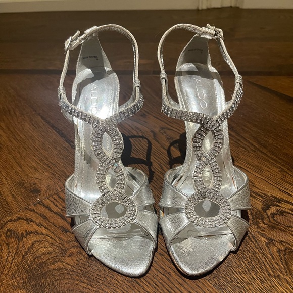 Set of matching silver Aldo heels and Le Chateau clutch - Picture 2 of 7